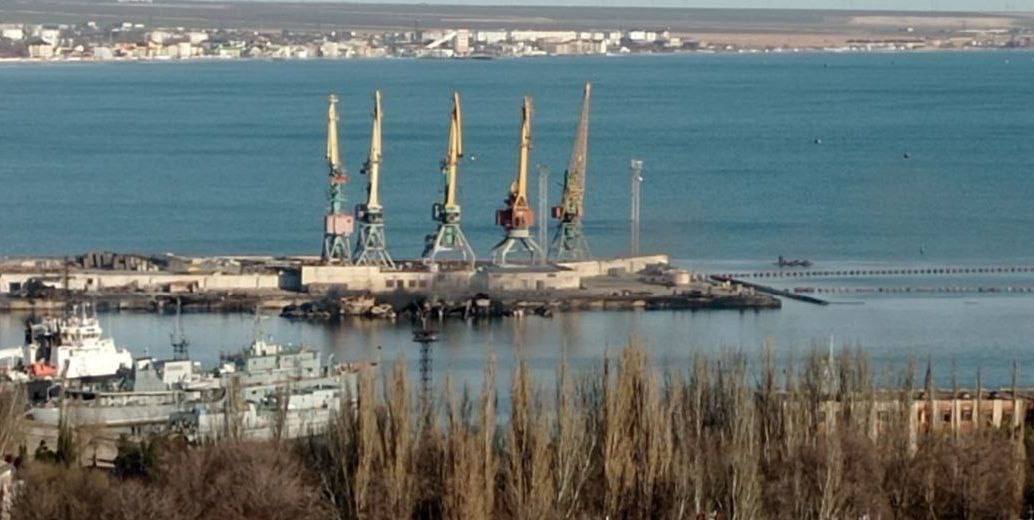 В окупованій Феодосії знищено черговий руський воєнний корабель - фото 215243