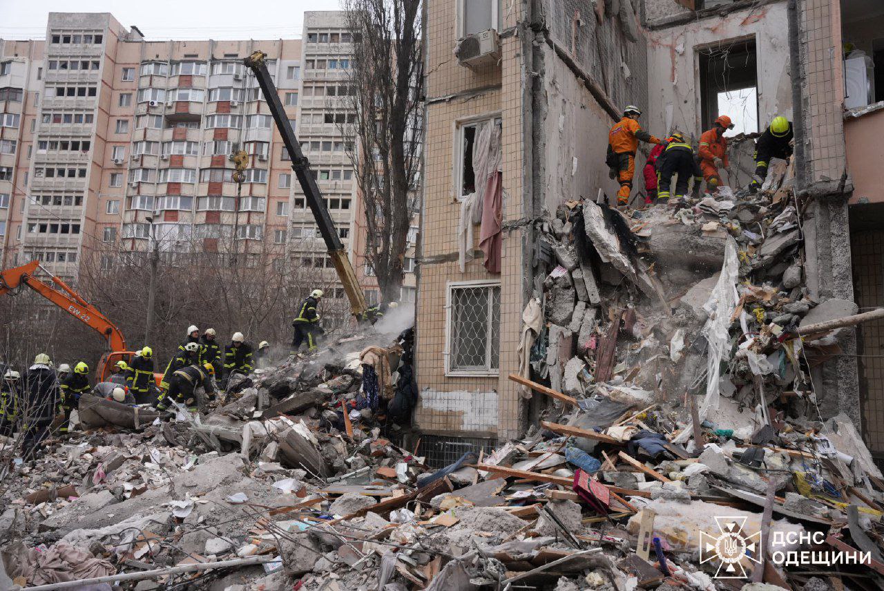 Жертвами російської атаки в Одесі стали 12 людей, з них 5 - діти - фото 215624
