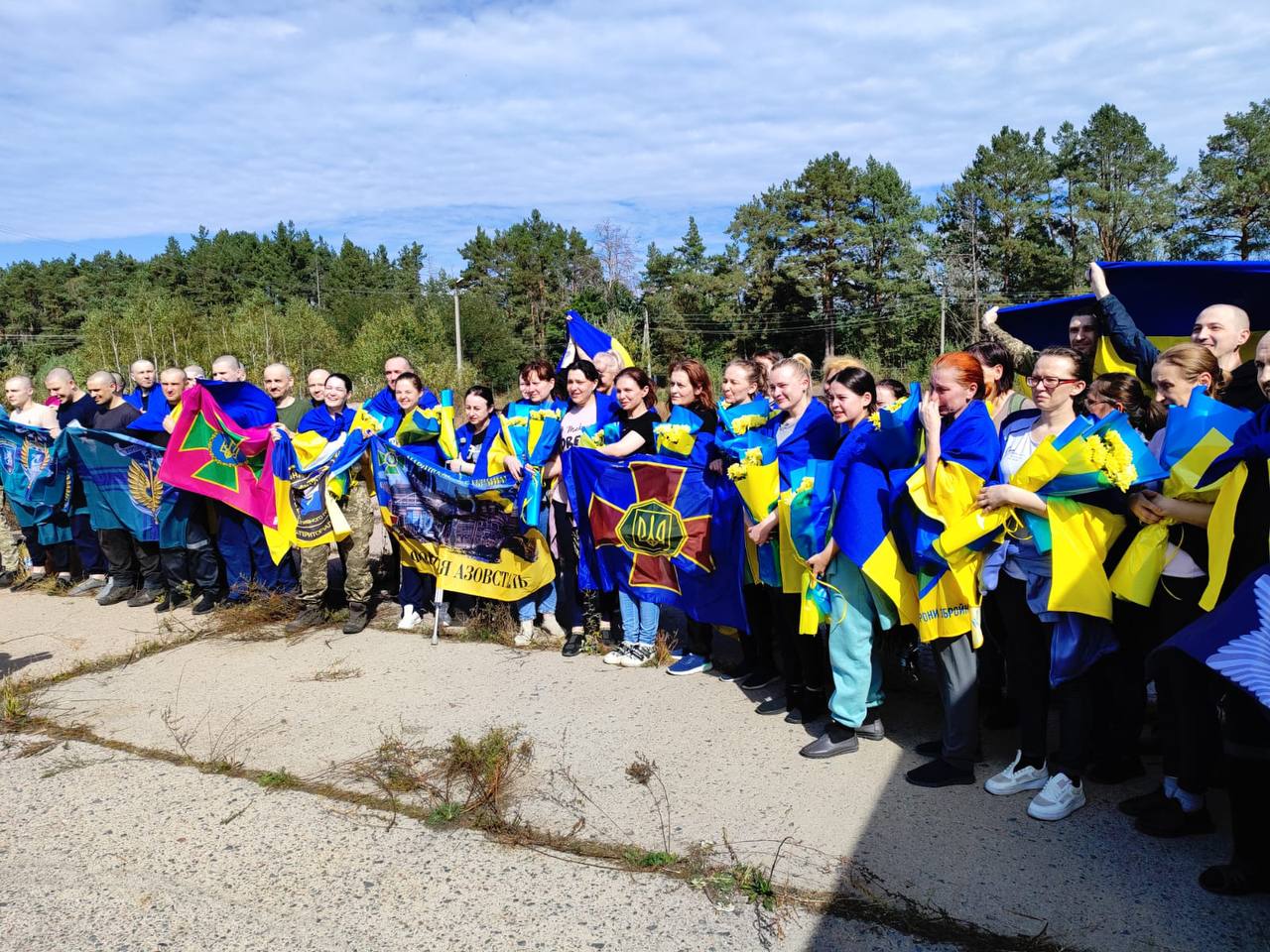 Україна повернула з руського полону 49 людей, серед бранців - 23 жінки - фото 216719