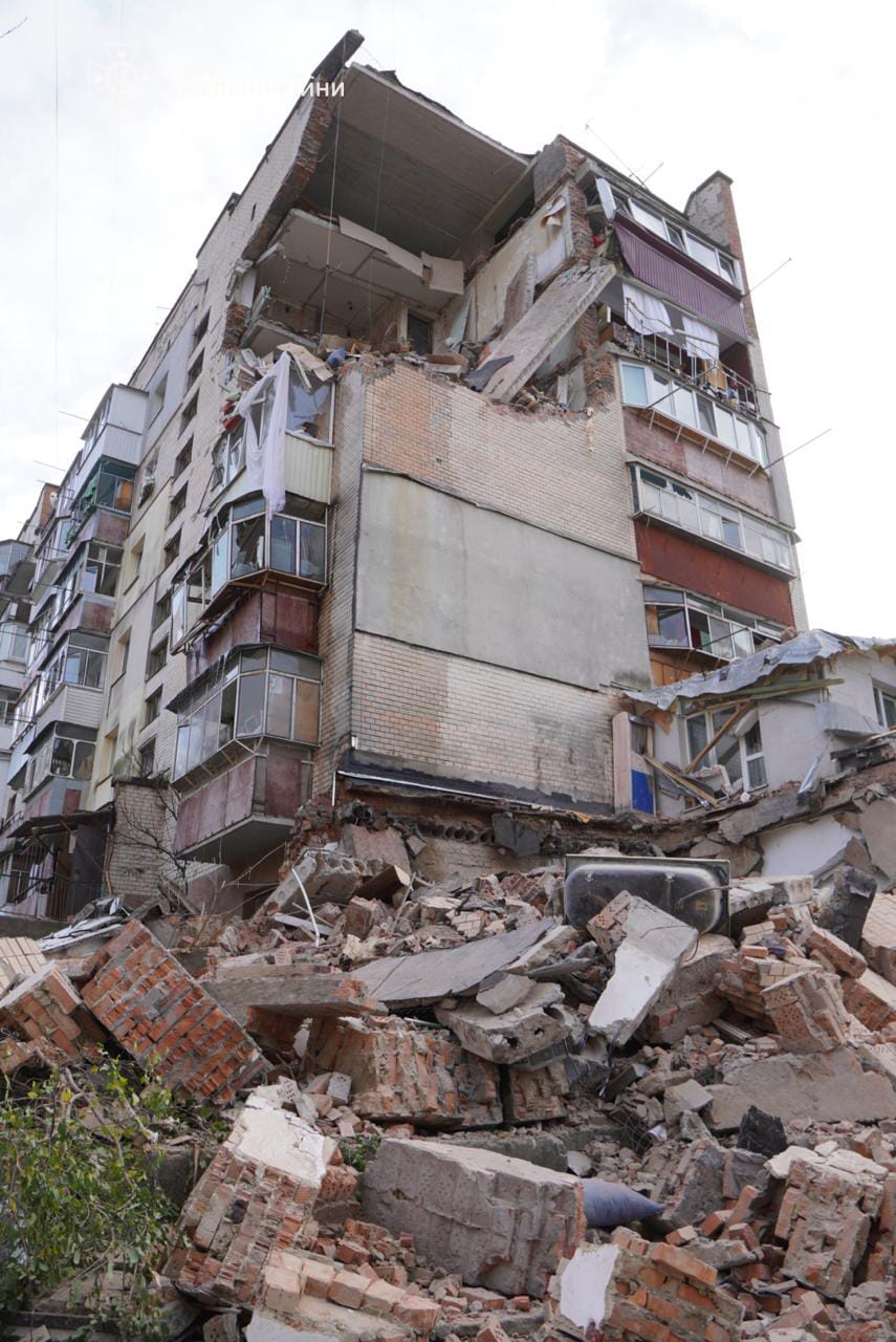 У Хмельницькому вибухом газу розвалило ціле крило багатоповерхівки - 218492 У Хмельницькому вибухом газу розвалило ціле крило багатоповерхівки - фото 218492