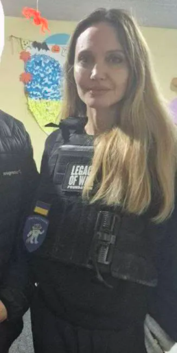 Анджеліна Джолі приїхала до Херсона, який постійно обстрілює Росія - фото 218523
