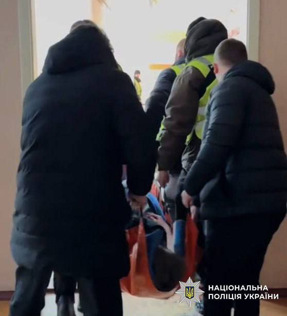 Учень-колумбайнер напав на вчительку і однокласника в київській школі - фото 218801