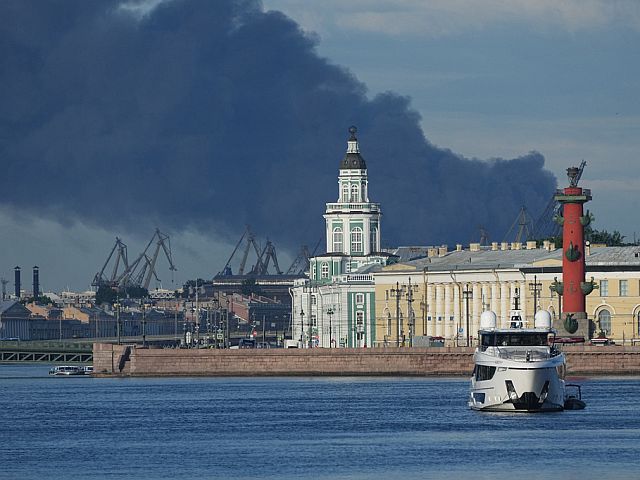 Українські дрони атакували Санкт-Петербург і Кронштадт, уражено НПЗ і воєнні кораблі - фото 219264