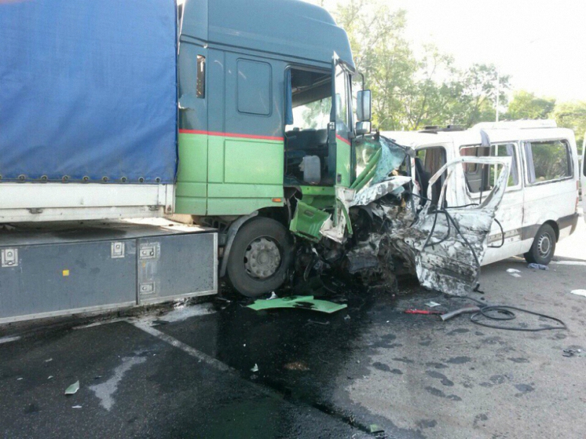 В России столкнулись микроавтобус и грузовая автомашина, пострадали 12 человек - фото 1