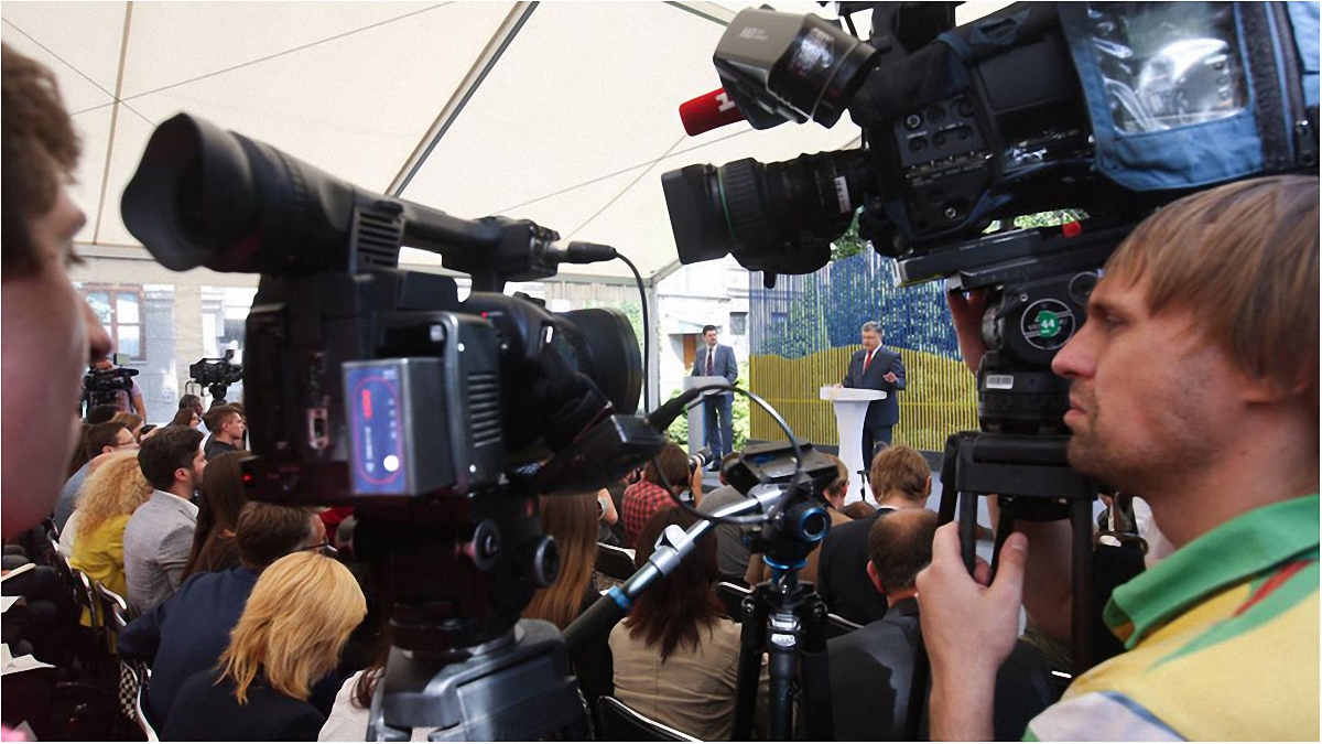 Петр Порошенко под прицелом телекамер - фото 1