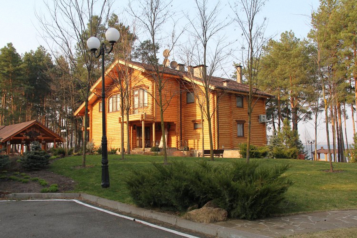 После бегства Януковича резиденцию разграбили - фото 1