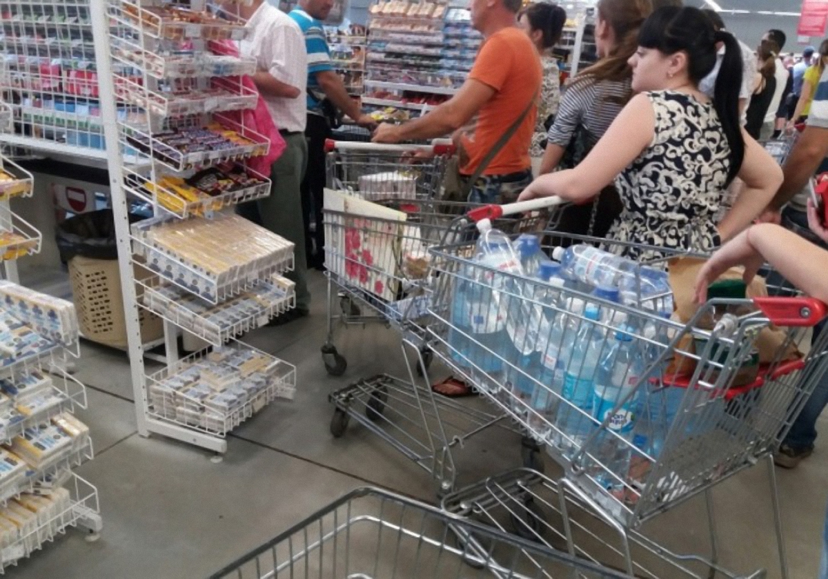 Жители массово скупали воду в магазинах - фото 1