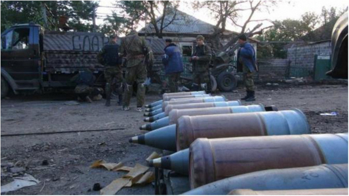 Боевики размещают боеприпасы, РСЗО и артиллерию в жилых дворах. - фото 1
