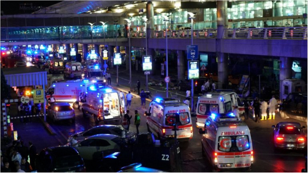 В аэропорту Стамбула задержано 30 подозреваемых - фото 1