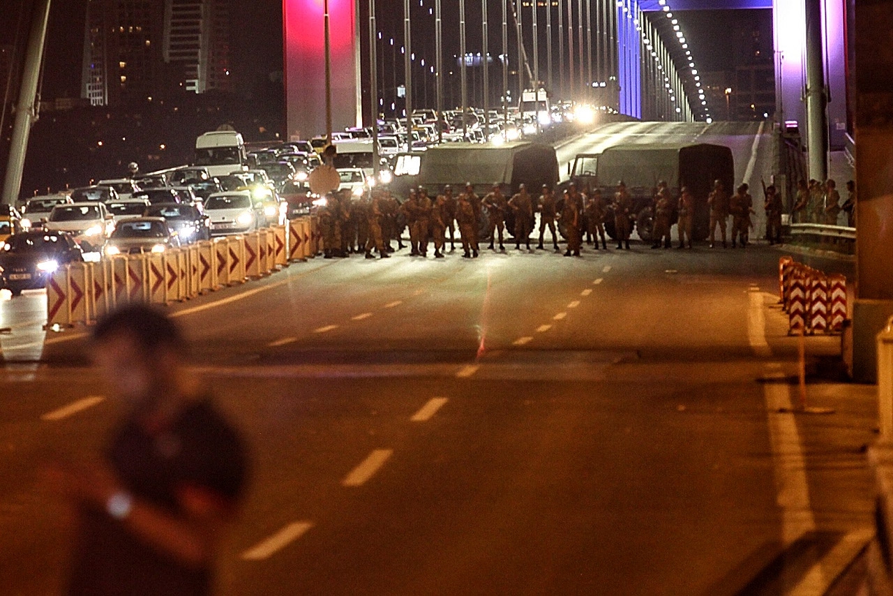 Стамбул захватили военные - фото 1