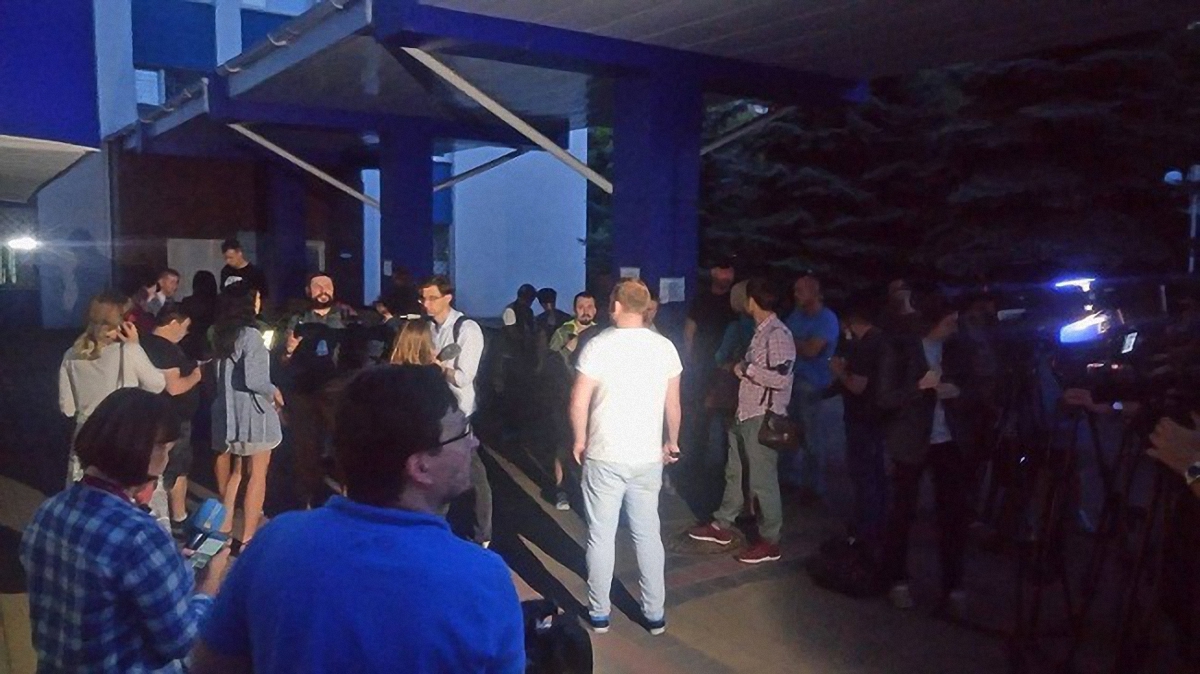 поддержать силовиков, которым медики мешали вручить подозрение Федорко, пришли представители СМИ - фото 1