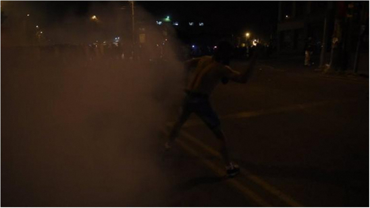 Протестующие начали бросать в полицию камни, начались столкновения. - фото 1