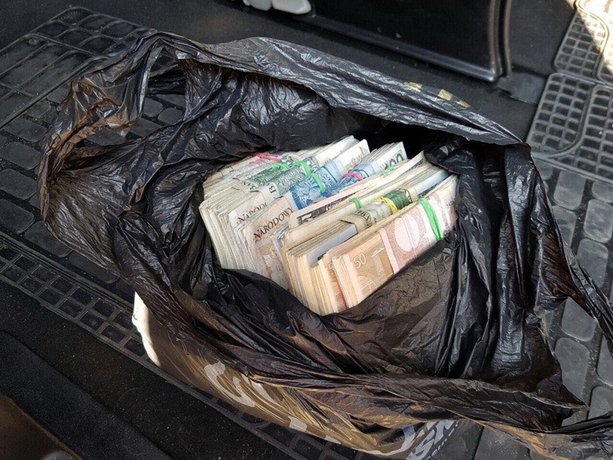 СБУ обыскала более 20 складских помещений и обнаружила деньги и товар - фото 1