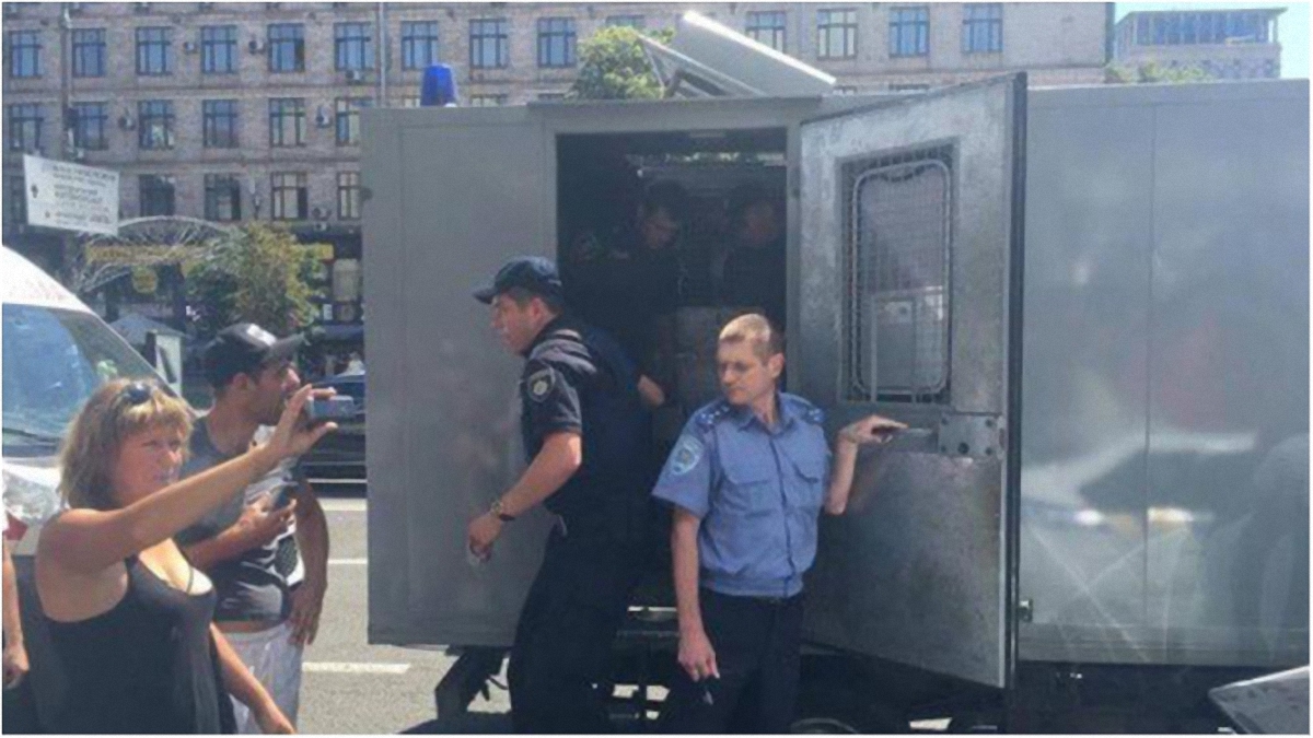 Правоохранители доставили в Шевченковское РОВД около 20 протестующих. - фото 1