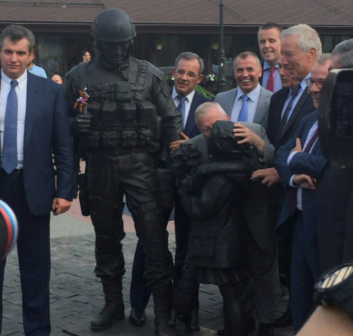 Французский депутат расцеловал памятник оккупантам - фото 1