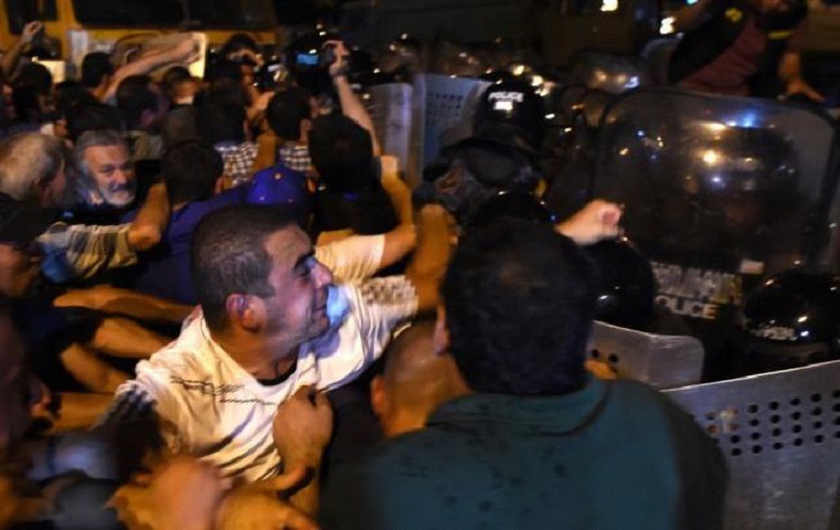 Ночные протесты в Ереване: задержано уже более 100 человек - фото 1