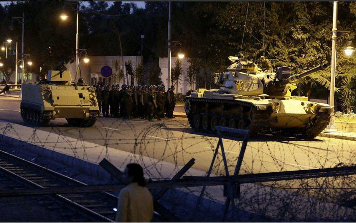 Турецкие военные на танках ворвались в мирные города - фото 1
