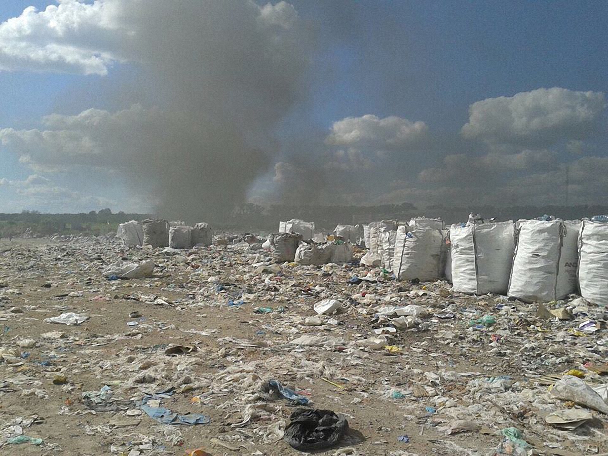 На Крюковщине горела свалка, на которую вывозили мусор из Львова - фото 1