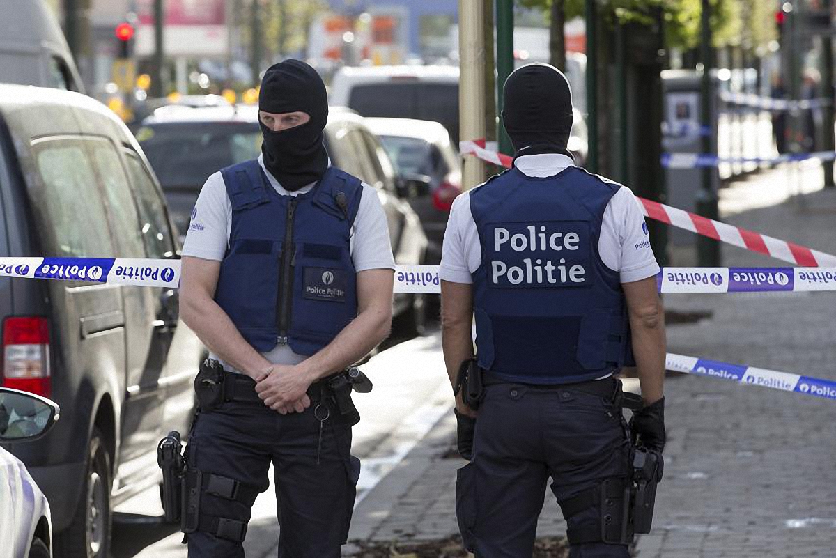Нападающий с мачете ранил двоих полицейских в Бельгии - фото 1
