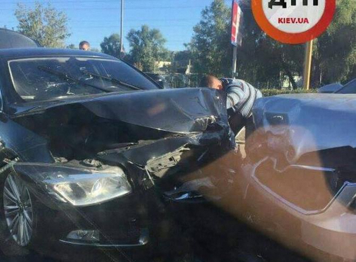 Авария с участием авто администрации президента случилась на Русановке - фото 1