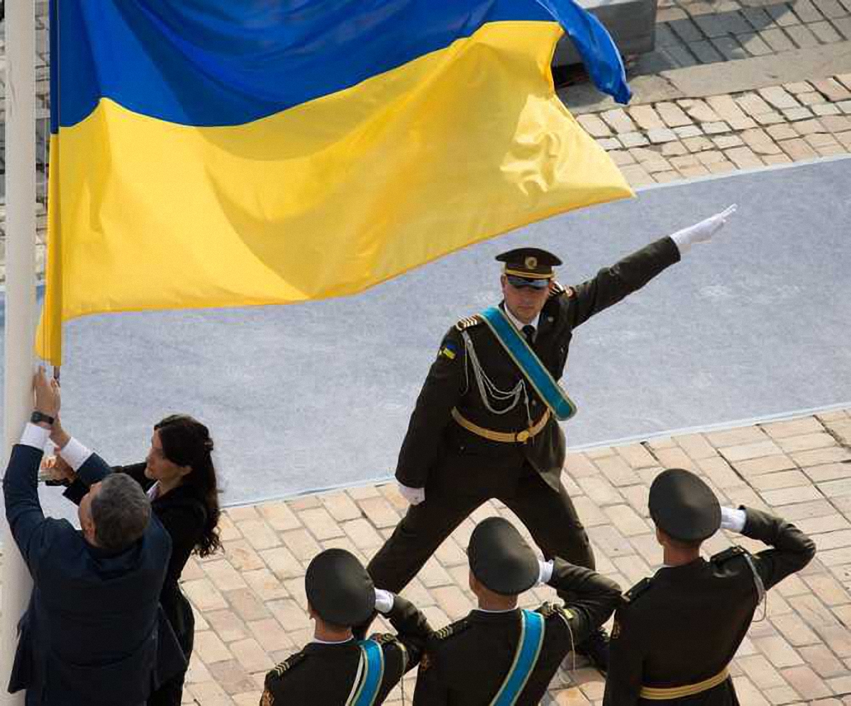Петр Порошенко с Марией Рыбак вместе подняли флаг Украины - фото 1