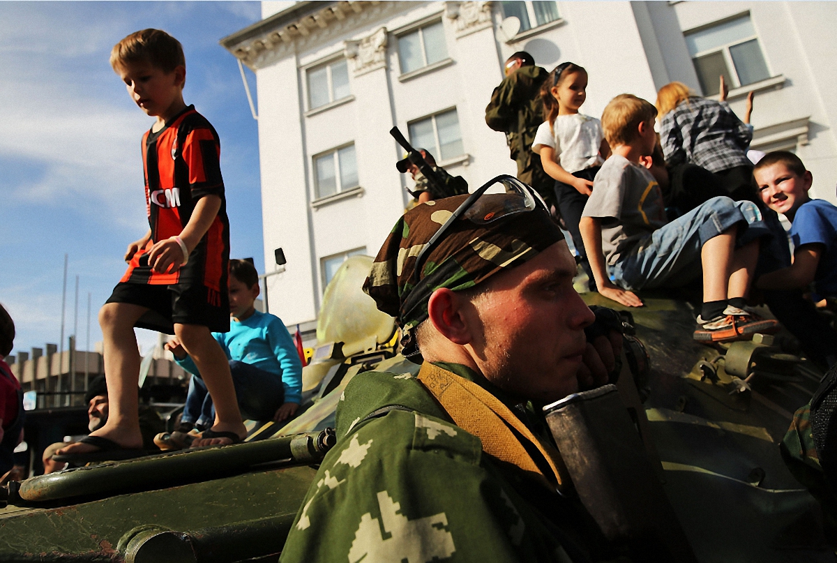 Война на Донбассе повлияла на 580 тысяч детей - фото 1