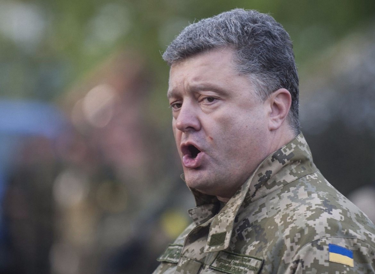 Петр Порошенко готов ввести военное положение в случае эскалации военных действий - фото 1