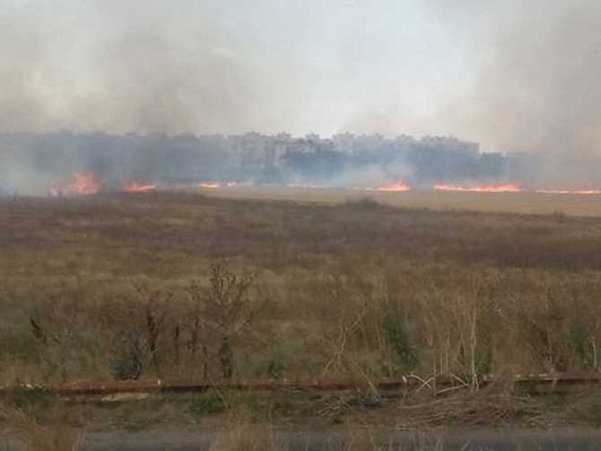 Жители Макеевки видят клубы дыма за несколько десятков километров от очага пожара - фото 1