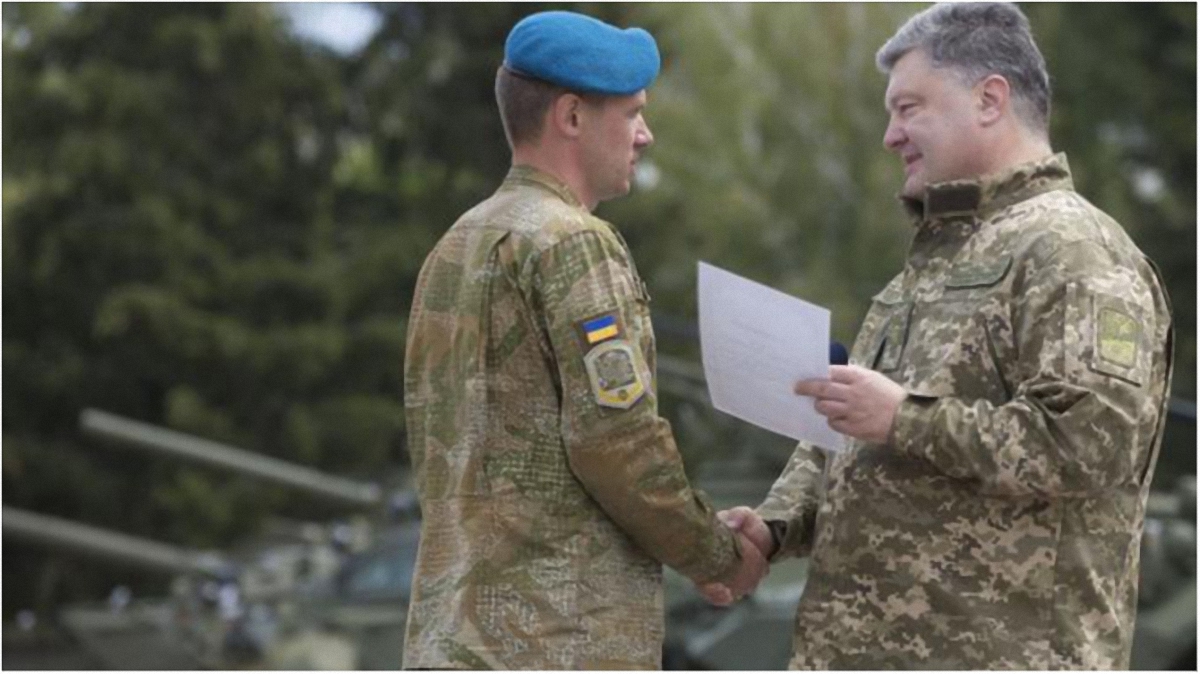 Петр Порошенко вручил украинским десантникам ключи от квартир - фото 1