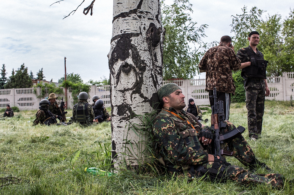 В зоне АТО украинские военные подбили КАМАЗ с боевиками - боец - фото 1