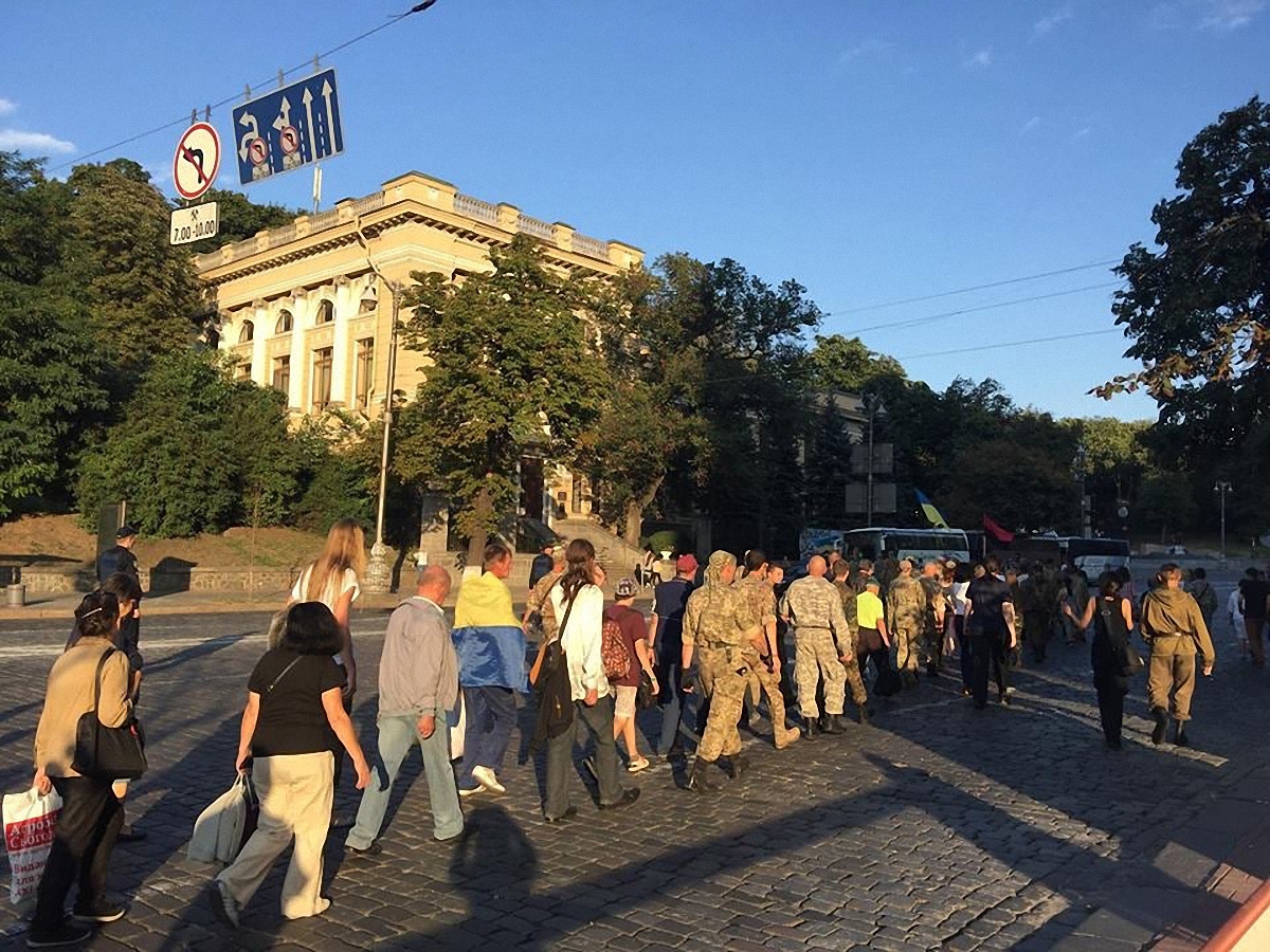 Бойцы прошли с Майдана на Банковую, чтобы передать требования - фото 1