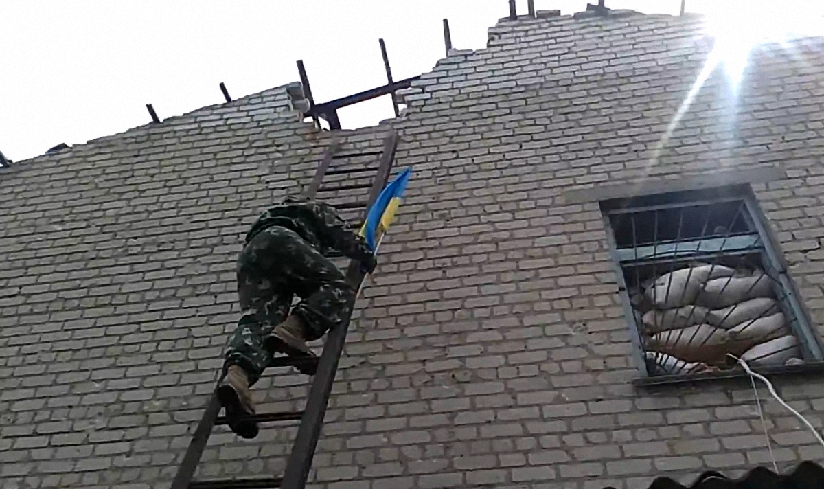Десантники устанавливают флаг Украины на одном из участков промзоны - фото 1