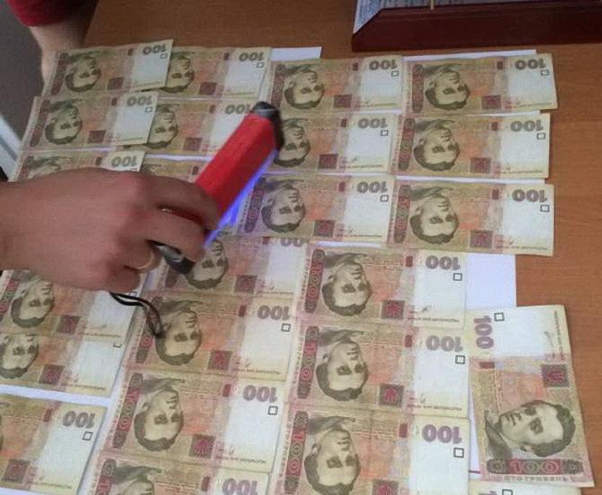 Полицейского поймали с поличным при получении четырех тысяч гривен - фото 1