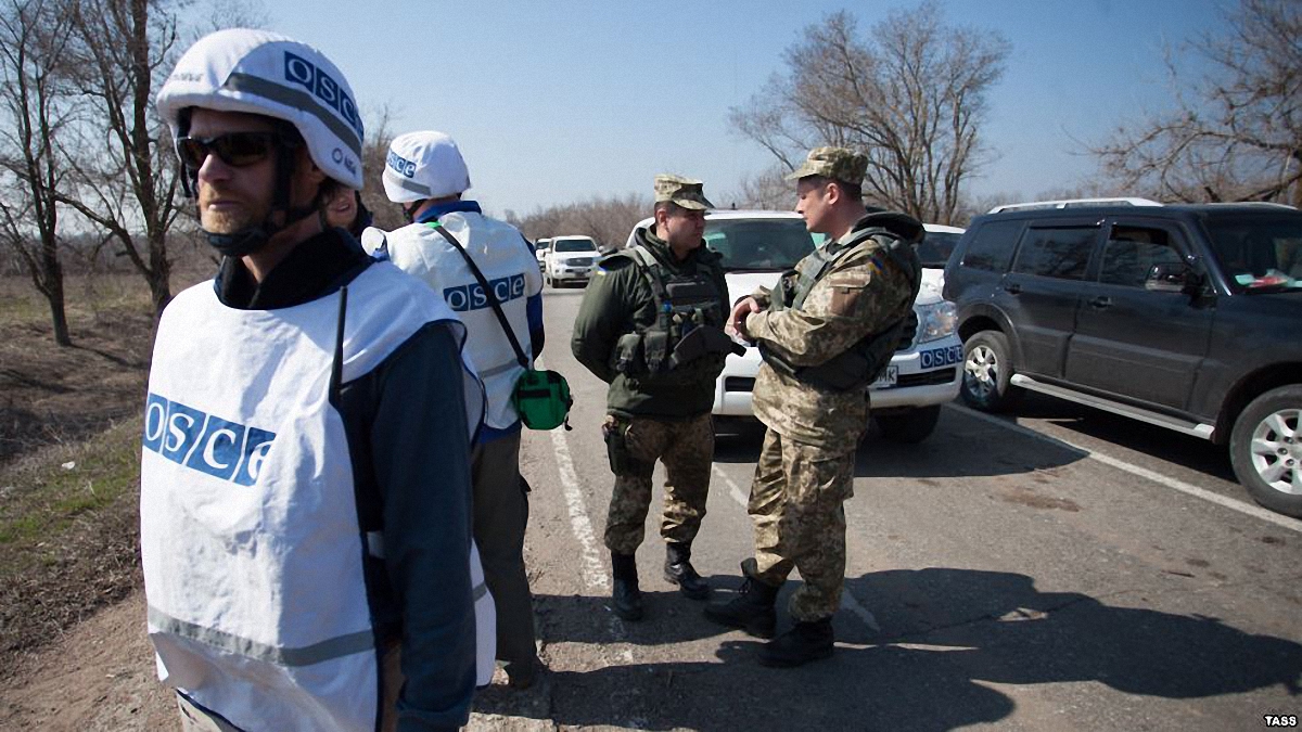 Вооруженный боевик не пропустил наблюдателей ОБСЕ на оккупированные территории - фото 1