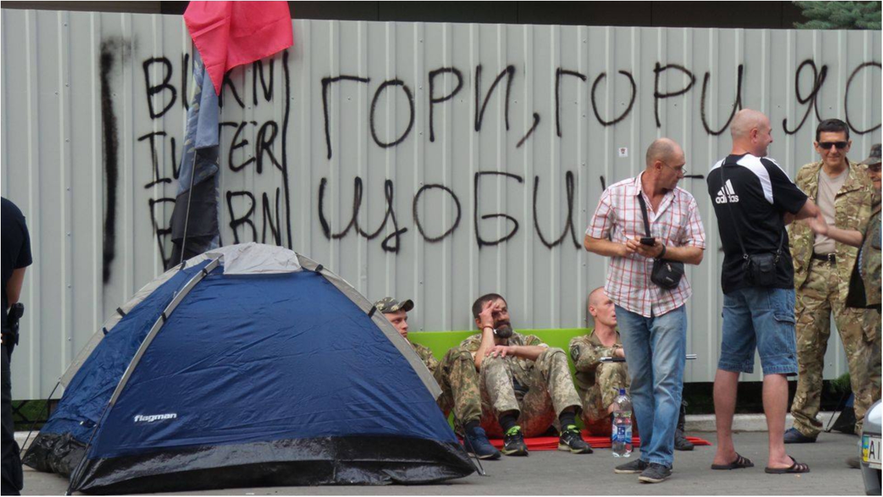 Протестующие поставили палатки - фото 1