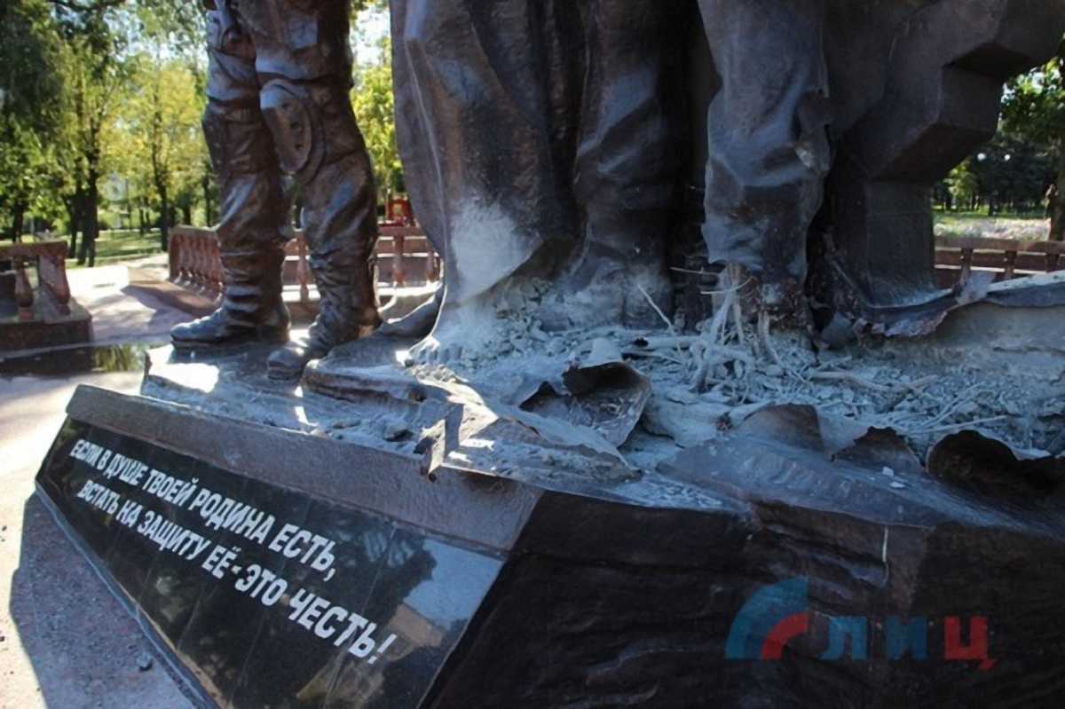 Боевики хотят подставить Украину - неизвестные взорвали памятник сепаратистам в Луганске - фото 1
