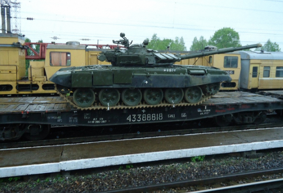 Россиянин показал, как его страна перебрасывает танки на оккупированную территорию - фото 1