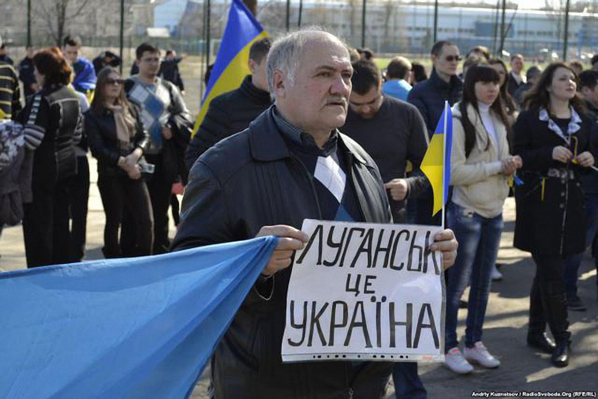 В городе также провели собрания в поддержку единства Украины - фото 1