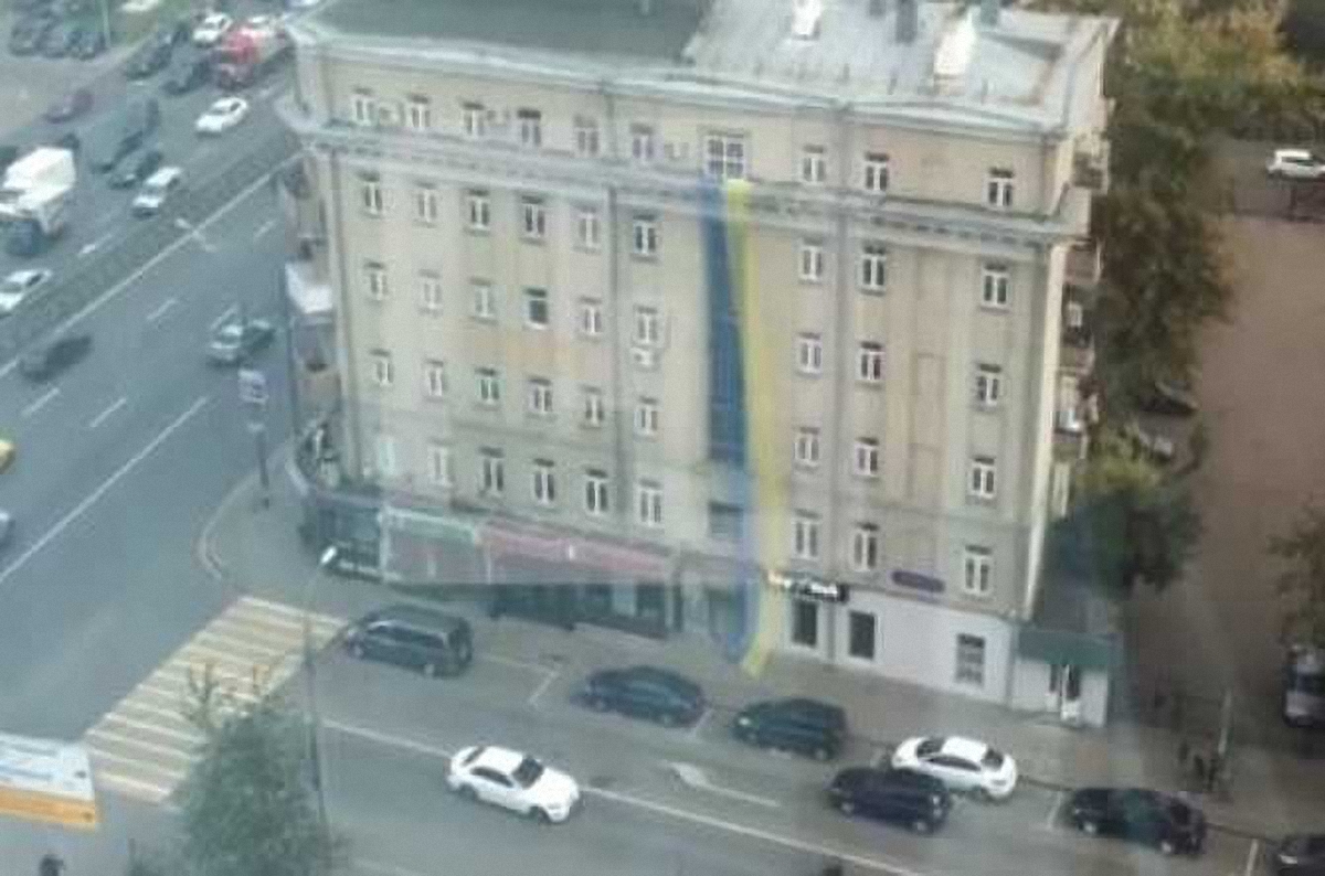 Флаг Украины появился в самом центре Москвы - фото 1