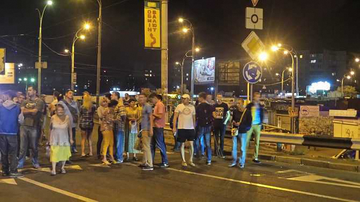 Протестующие, не дождавшись реакции властей, решили перекрыть Оболонский проспект - фото 1