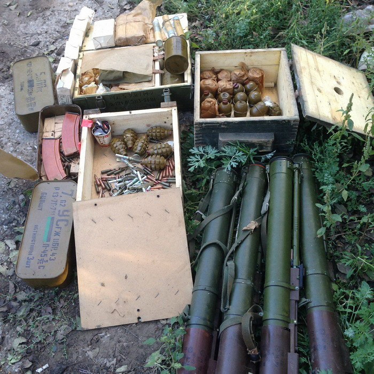 В одном из тайников было обнаружено оружие российского производства и российский паек - фото 1