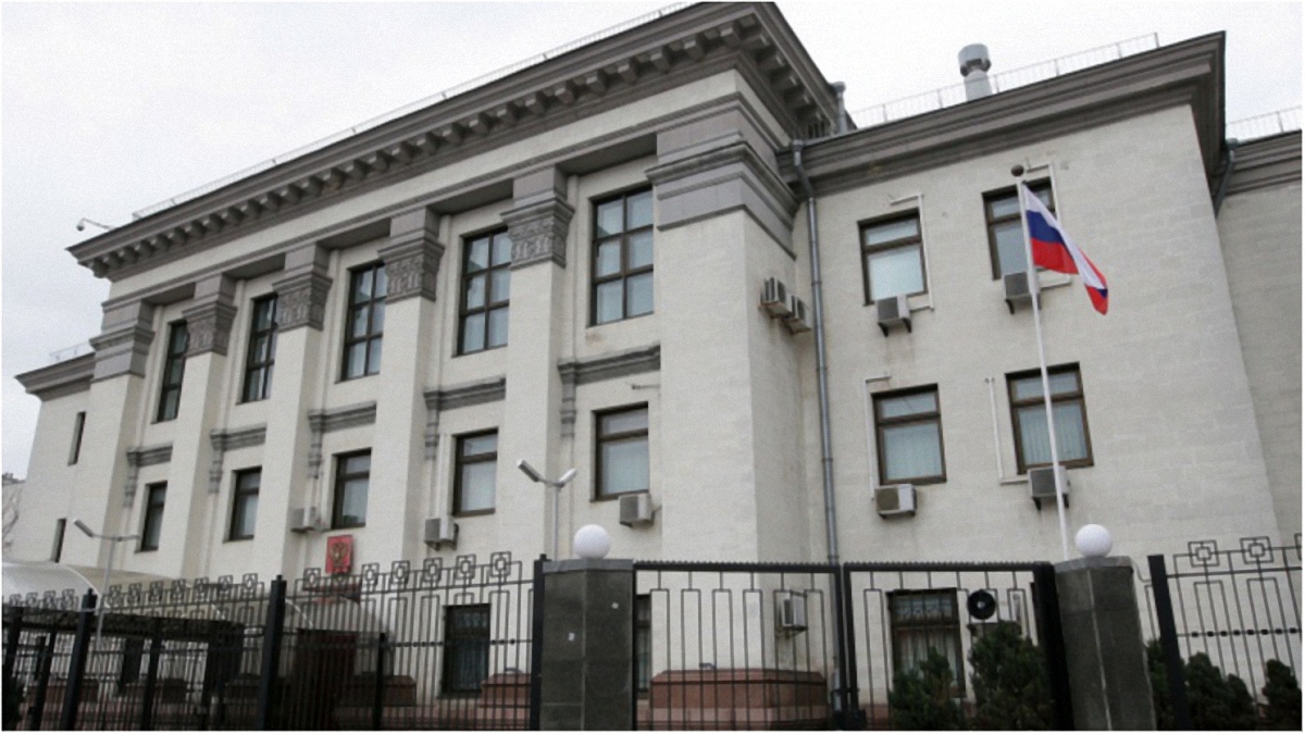 Ситуация под посольством РФ спокойная - фото 1