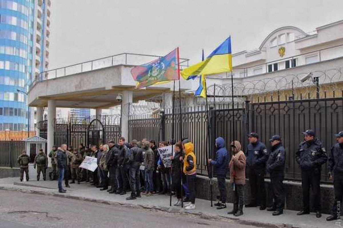 Активисты требовали выпустить украинских политзаключенных - фото 1