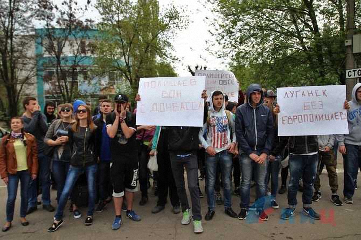 Боевики согнали студентов и пенсионеров на митинг - фото 1