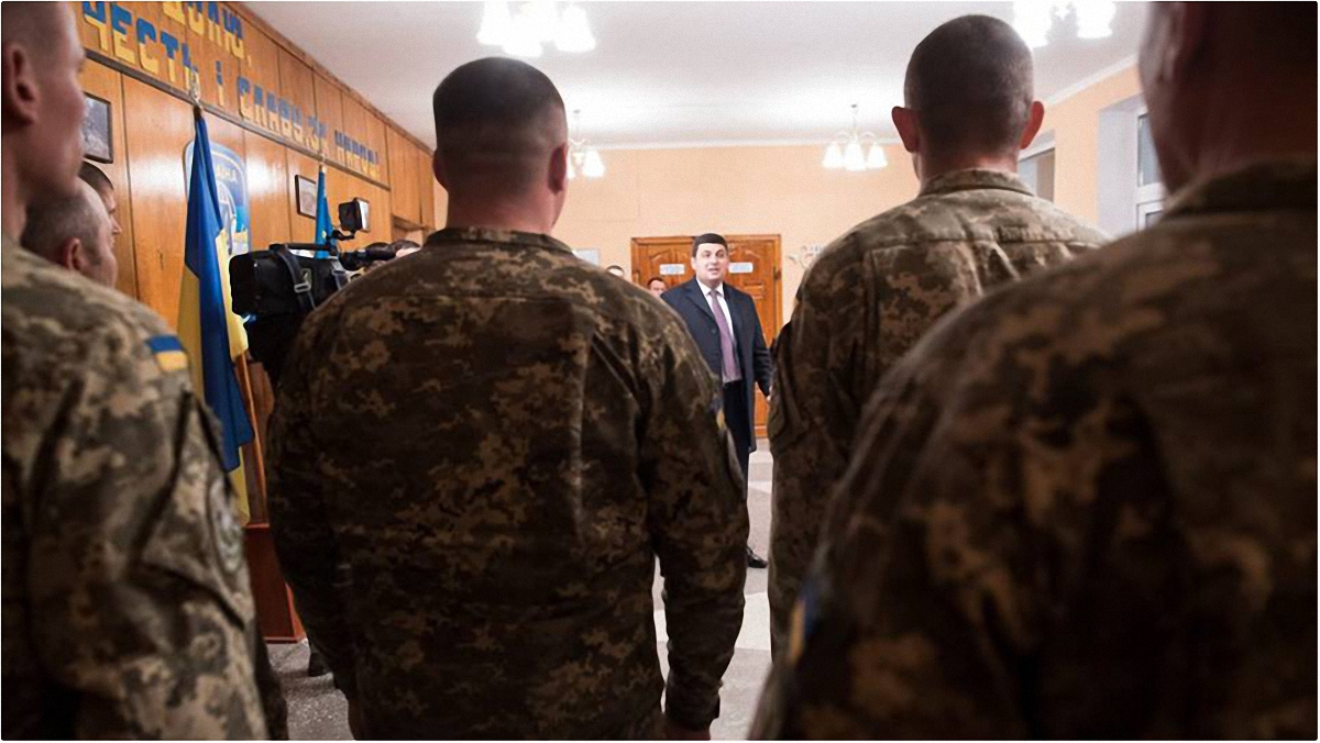 Гройсман посетил 199 учебный центр Высокомобильные десантных войск ВСУ - фото 1