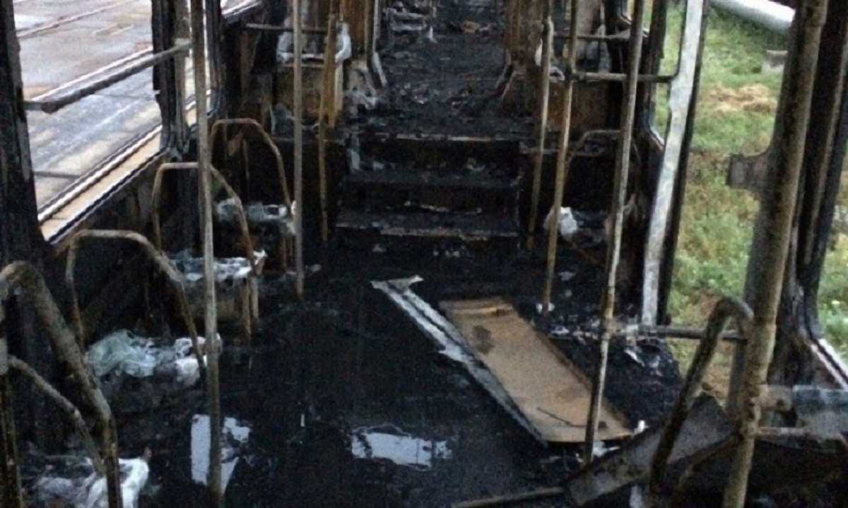 Утром в депо обнаружили пожар в 2  трамваях - фото 1