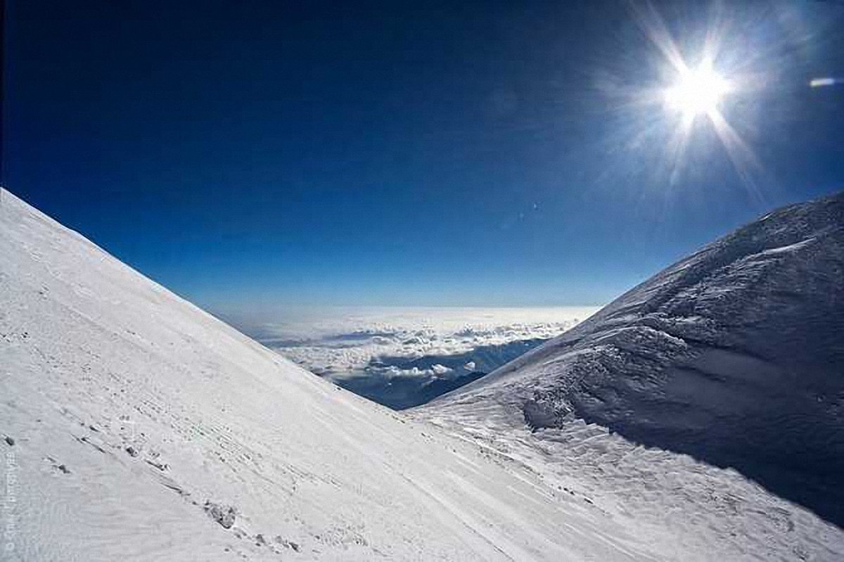 Девушка сорвалась с высоты 5300 метров во время спуска к седловине Эльбруса - фото 1
