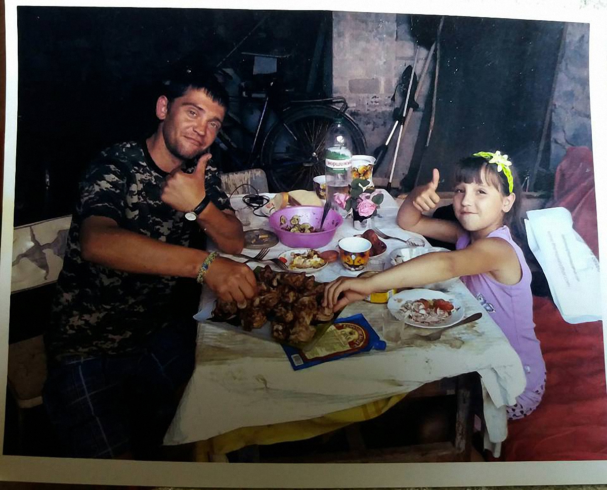 Виктор Брензович героически погиб, спасая маленькую девочку от мин боевиков - фото 1