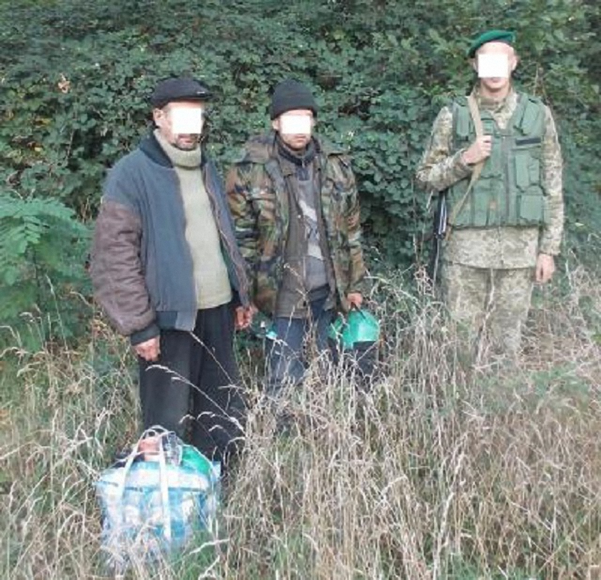 Мужчины сообщили пограничникам, что они жители Донбасса - фото 1