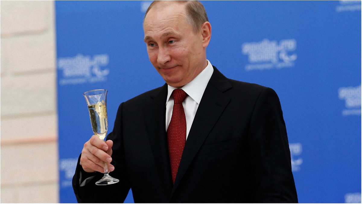 Путина хотят увековечить в образе капитана - фото 1